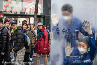 그린피스, 초미세먼지의 위험성을 알리기 위한 퍼포먼스 진행